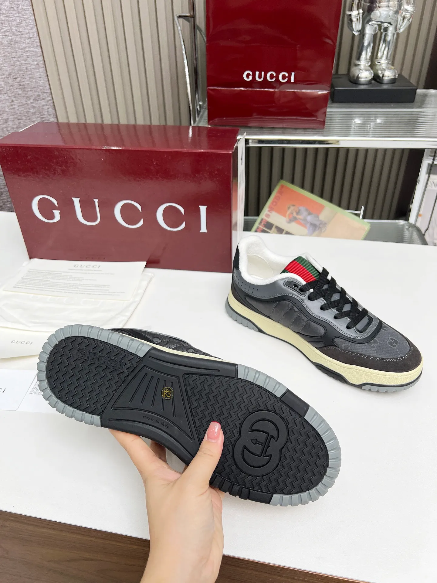 [G Home] P: 600💰 Couple size: Female 35-40. Male 39-44 (45 custom-made) 🆕2025.GUCC Gucci original order quality The latest popular high and low top aged couple sneakers series shipped original purchase development and production, this high and low top sneakers adopt a basketball-style silhouette design, cleverly integrated with hollow panels and distressed effects, showing unique ingenuity. The ingenuity incorporates brand logo details such as interlocking Double G styling accessories and Gucci lettering, a low-key tribute to the brand's design heritage. Exquisite packaging at the delivery counter 🛍📦 ▪️ Fabric: Original customized imported first-layer cowhide ▪️ Inner lining: Imported first-layer cowhide ▪️ Sole: Original molded two-color TPU sole ▪️ Sole thickness: 3cm
